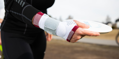 En person i en park som holder en frisbee. En person i en park som holder en frisbee.